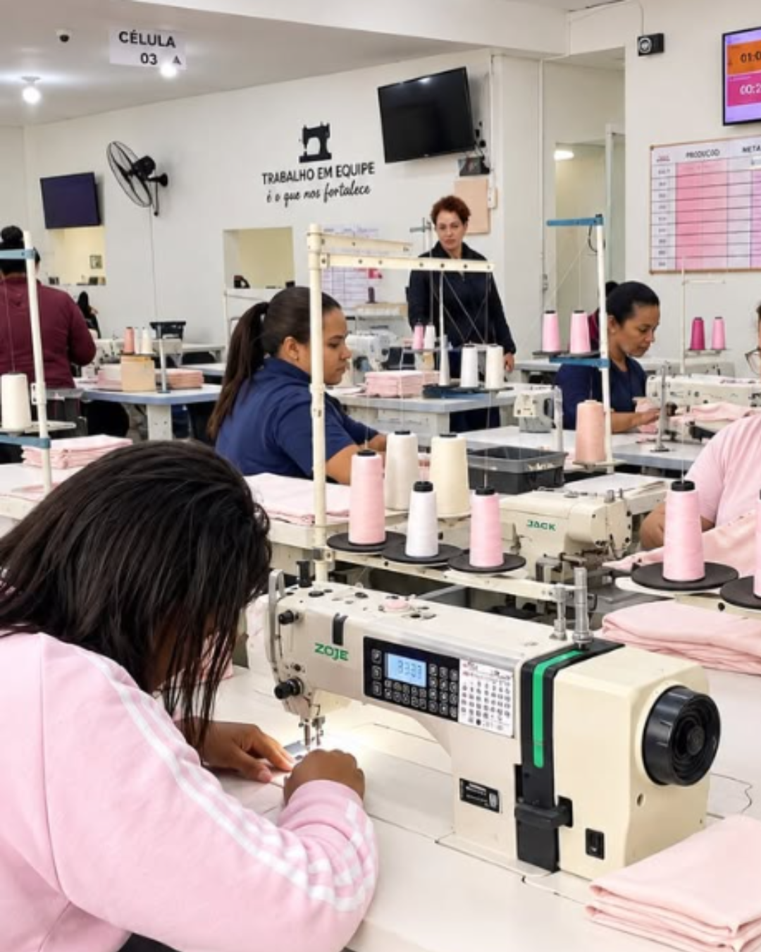 Equipe da D'viann trabalhando na produção de peças de roupa