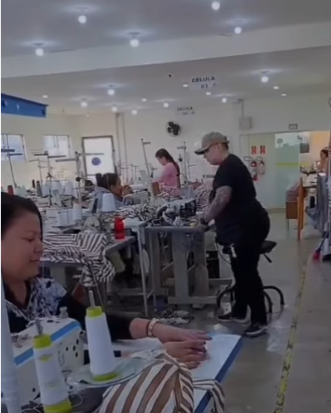 Equipe da confecção trabalhando em uma linha de produção